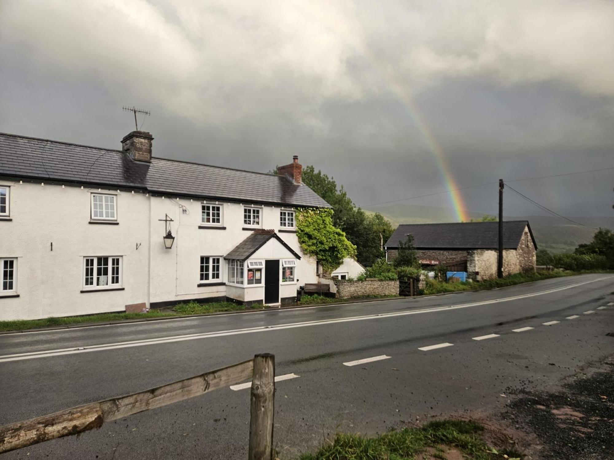 Dinas Castle Inn Брекон Экстерьер фото